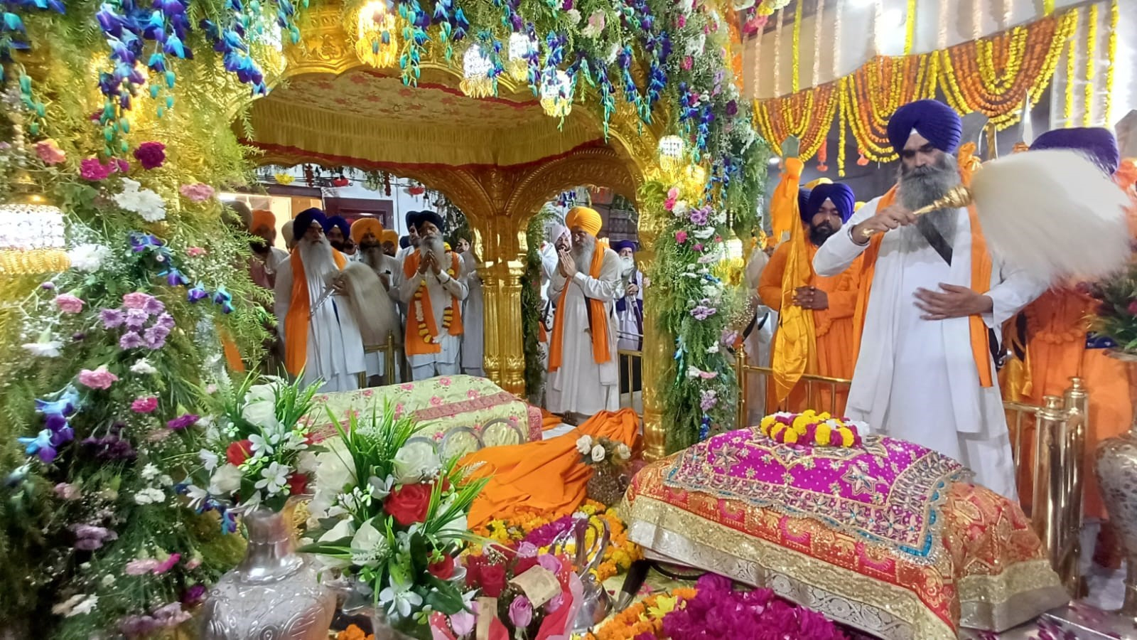 ਪਹਿਲੇ ਪ੍ਰਕਾਸ਼ ਪੁਰਬ ਮੌਕੇ ਸੱਚਖੰਡ ਸ੍ਰੀ ਹਰਿਮੰਦਰ ਸਾਹਿਬ ਵਿਖੇ ਵੱਡੀ ਗਿਣਤੀ ਸੰਗਤਾਂ ਹੋਈਆਂ ਨਤਮਸਤਕ